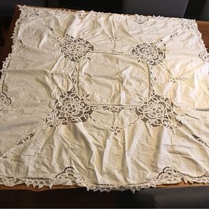 Battenberg Lace Table cloth with 6 Napkins